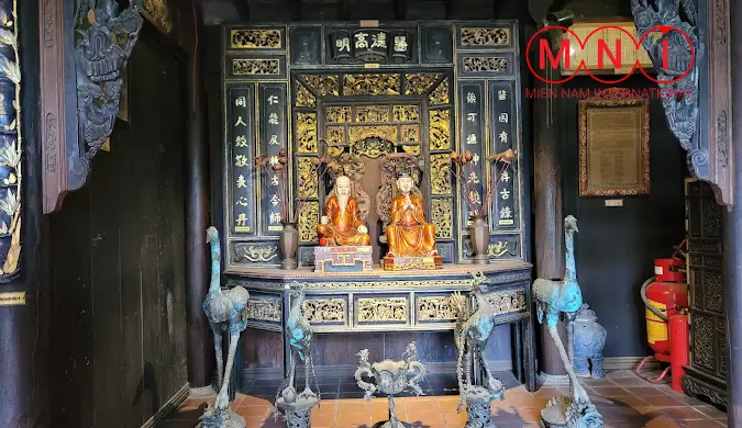 bàn thờ y tổ là hai vị danh y lỗi lạc của việt nam được trưng bày tại bảo tàng y học cổ truyền việt nam